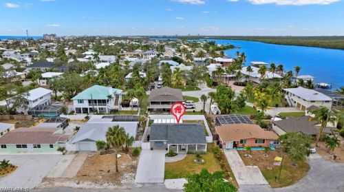 195 Hibiscus Dr, Fort Myers Beach, FL 33931-3831