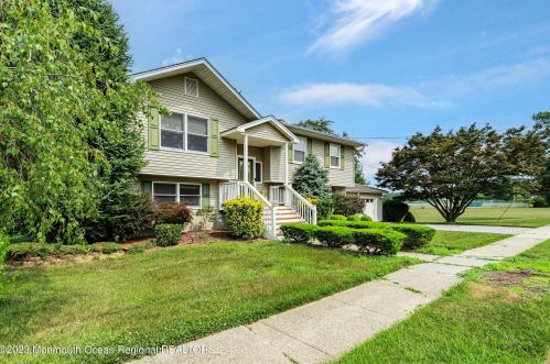 21 Oak St, East Freehold, NJ 07728-1869