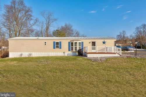 10 Meadowview Dr, Paradise Park, PA 17068-9768
