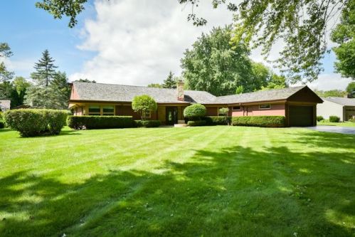 9115 Bayside Dr, Milwaukee, WI 53217-1918