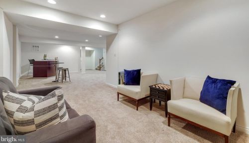 11 Broad Way, Lovettsville VA  20180-8608 exterior