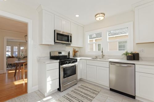 8215 Iris St, Oakland, CA 94605-3461