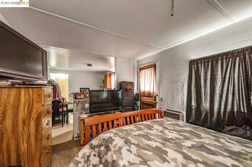 4327 Essex St, Oakland CA 94608-1216 exterior