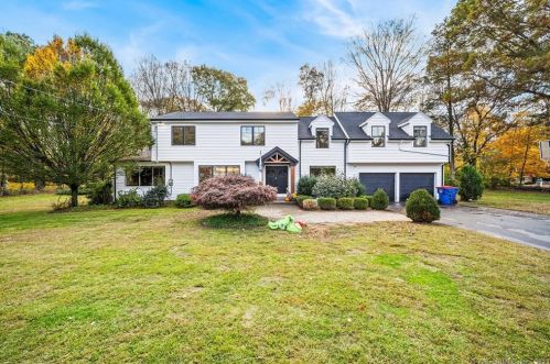 83 Gatehouse Rd, Bridgeport, CT 06611-1610