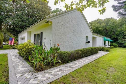 456 San Jose Dr, Winter Haven, FL 33884-1700