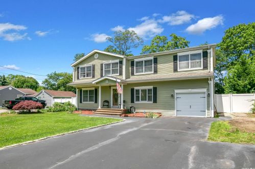 9 Blossom Ave, Holtsville, NY 11742-1704
