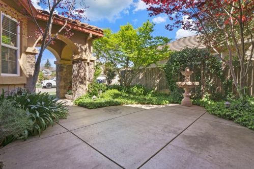 2044 Sugarbowl Way, Lodi CA  95242-4752 exterior