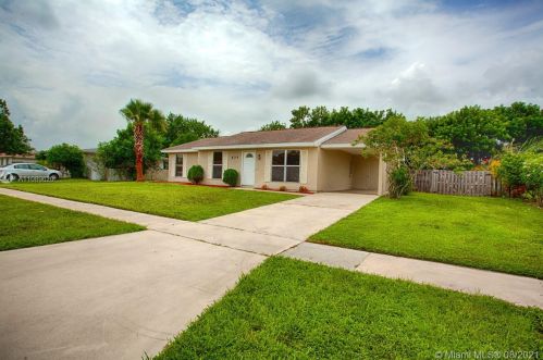 824 Corto Ter, Fort Pierce, FL 34983-2022