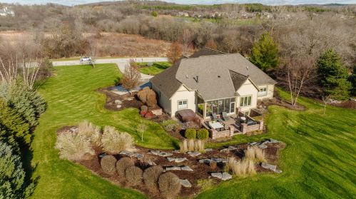 365 Legend View Ct, Wales, WI 53183-9549