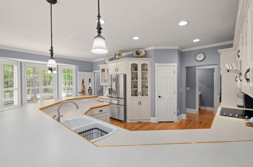128 Porcher Dr, Bonneau SC  29431-8694 exterior