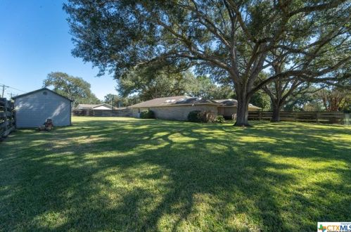 204 Yucca Dr, Victoria TX 77904-1116 exterior