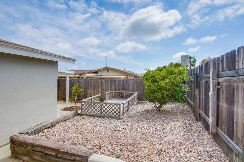 3707 Balboa Dr, Oceanside CA  92056-3947 exterior