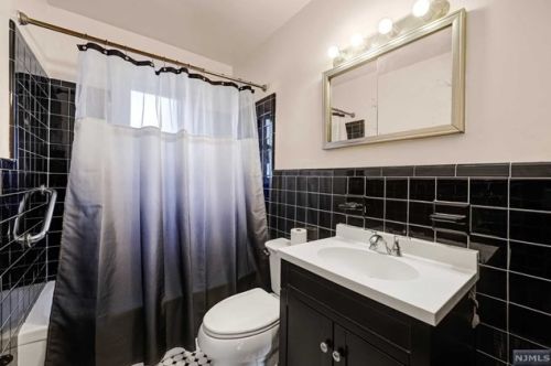 525 Oritani Pl, Teaneck NJ  07666-1637 exterior