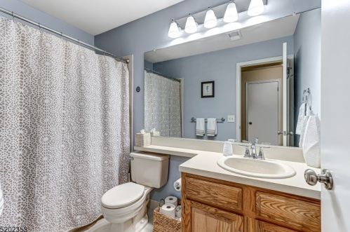 28 Academy Ct, Bedminster NJ  07921-1821 exterior