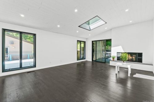 74 Greenwood Ln, White Plains NY  10607-1020 exterior