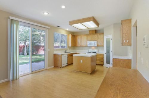 877 Shortland Way, Manteca CA  95337-8568 exterior