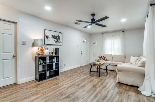 4605 Hemphill St, Fort Worth, TX 76115-2422