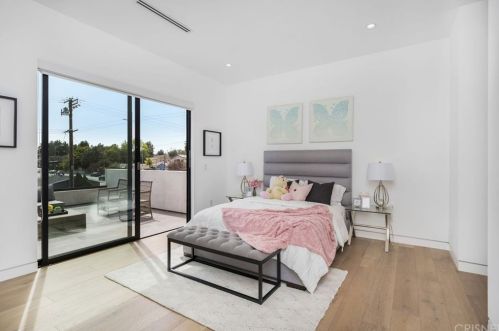 18067 Calvert St, Van Nuys CA 91316-1216 exterior