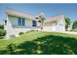 724 Meadowood Dr, Saint Paul, MN 55125-1175