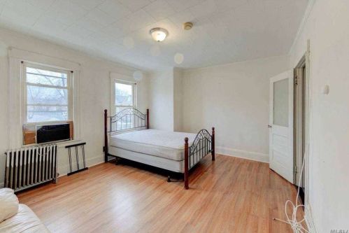 90-13 84th St, Jamaica, NY 11421-2417