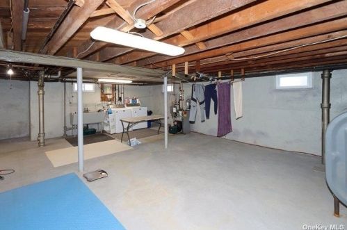 35 Walsh Ln, Westbury NY  11590-1029 exterior