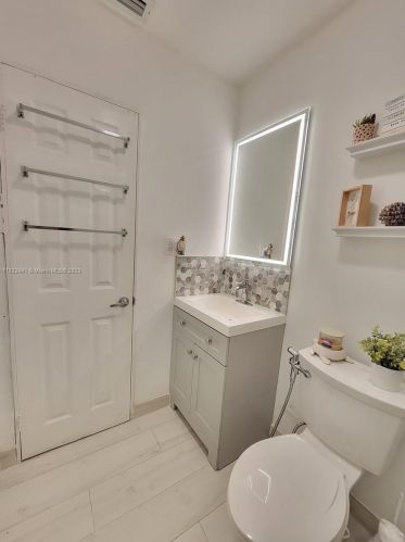 17 Suffolk Ave, Hialeah FL  33010-5035 exterior