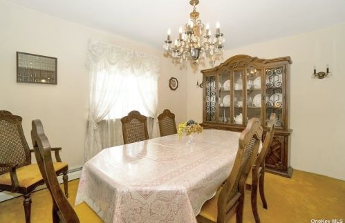 28 Country Greens Ct, West Islip, NY 11795-2336