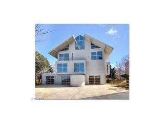 9615 Lake Shore Blvd, Cleveland OH  44108-1046 exterior