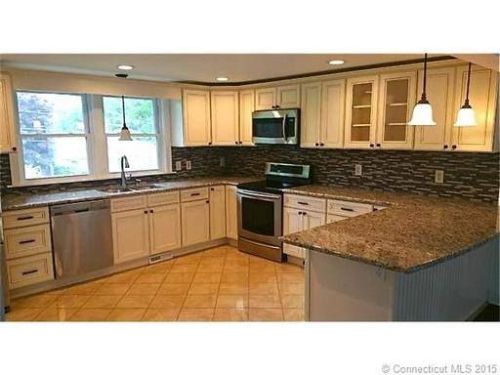 694 Vauxhall Street Ext, Waterford, CT 06385-4355