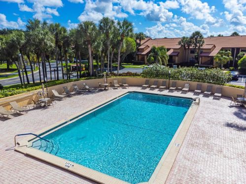 6460 Aspen Glen Cir, Boynton Beach FL  33437-1821 exterior