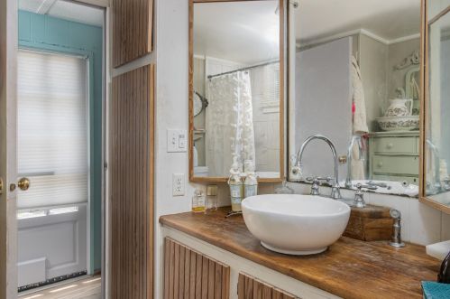 1013 Collettes Grv Rd, Derry NH 03038-5808 exterior