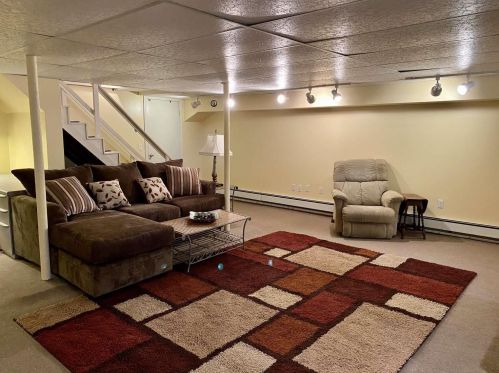 7 Harvey Rd, Londonderry NH  03053-7412 exterior