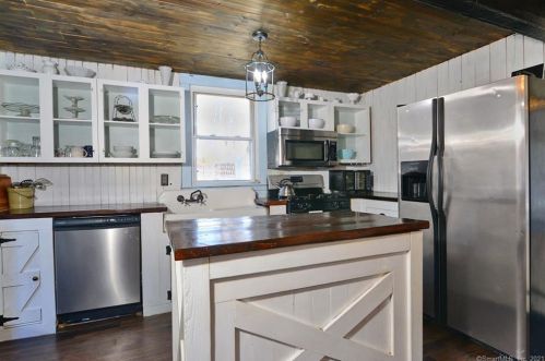 7 Dewey St, Putnam CT  06260-1352 exterior