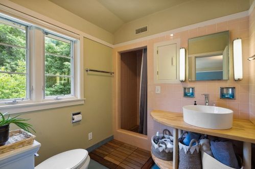 1003 Sylvan Ave, Milwaukee WI 53217-5355 exterior