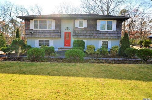 1 Chestnut Ln, East Quogue, NY 11942-4621
