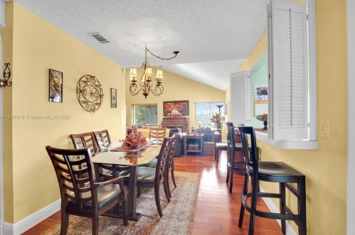 18126 61st Pl, Hialeah FL  33015-5601 exterior