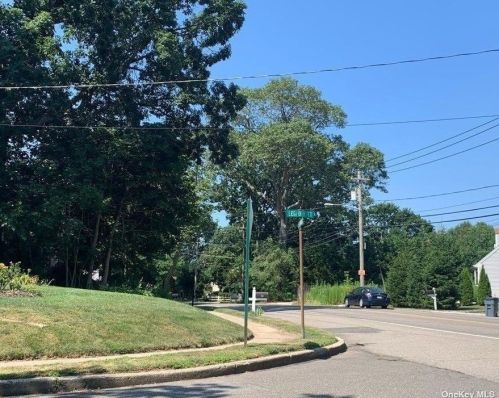 4 Leghorn Ct, Huntington Station NY  11746-2857 exterior