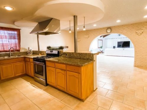 701 Yale Pl, Oxnard CA  93033-7203 exterior