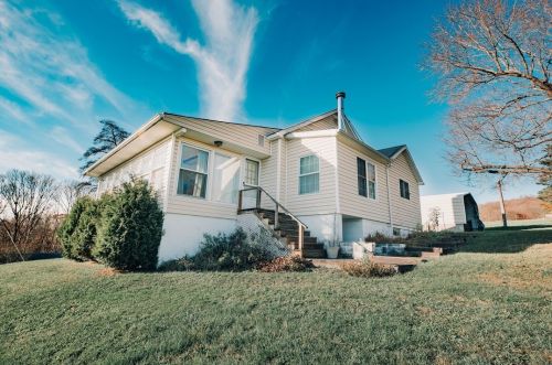 127 George Hill Dr, Shelocta, PA 15774-2124
