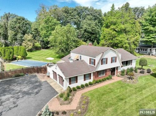 17 Skyline Dr, Upper Saddle River, NJ 07458-2029