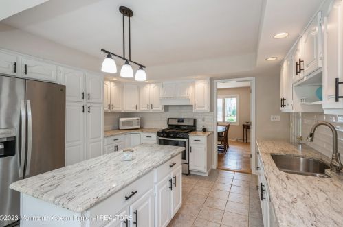 328 Main St, Middletown NJ  07748-5938 exterior