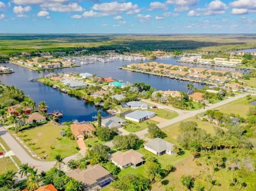 191 Cays Dr, Naples, FL 34114-9632