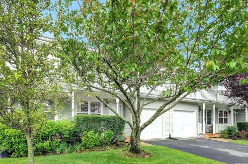 40 Fairlawn Dr, Central Islip, NY 11722-4654