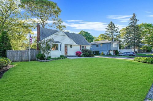 18 Chester St, Lake Grove NY  11755-3044 exterior