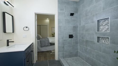 557 63 St, Oakland CA 94609-1244 exterior