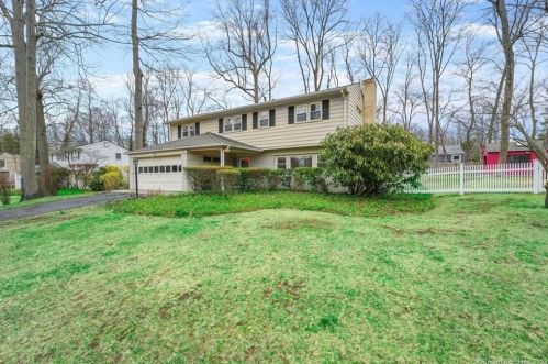 11 Denise Dr, Stamford, CT 06905-2718