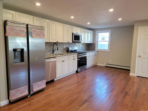 72 Cherry Ave, West Sayville NY  11796-1704 exterior