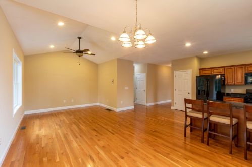 2 Sugar Plum Ln, Londonderry NH  03053-3300 exterior