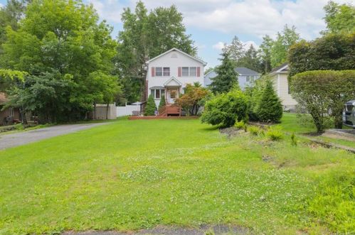 16 Forest Glen Rd, Valley Cottage, NY 10989-1200