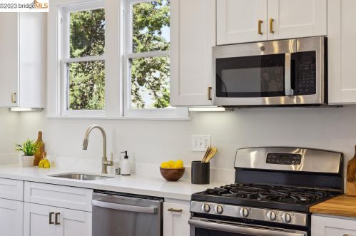 952 33rd St, Oakland, CA 94608-4210